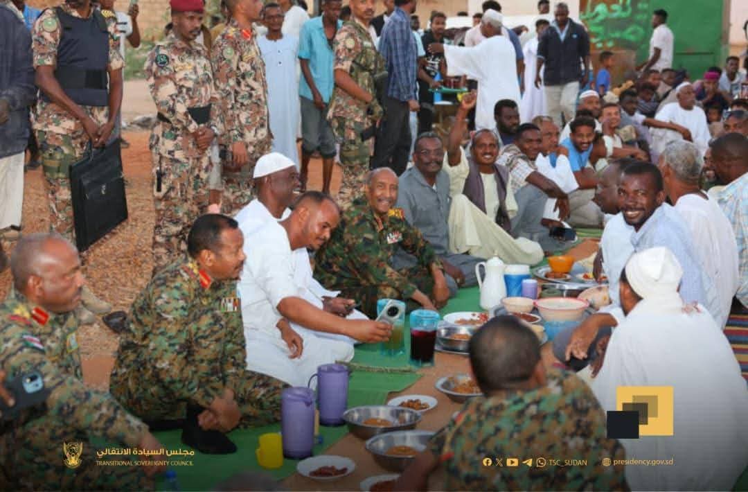 البرهان يتناول الإفطار مع المواطنين بمنطقة الزاكياب شمال بحري